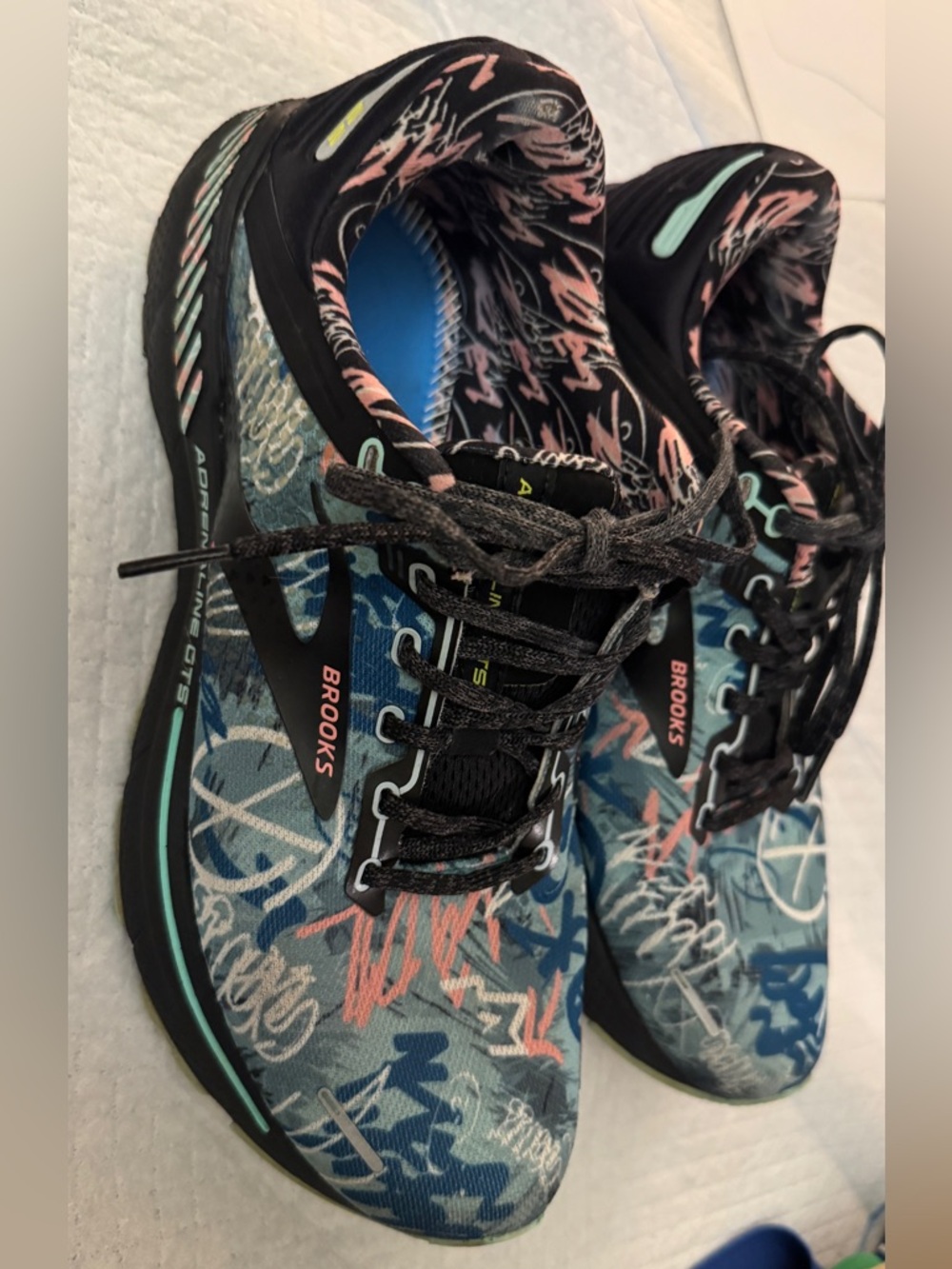 Brooks Adrenaline GTS 22 Running
Shoes Black Yucca Flamingo Pink
Womens Sz 10